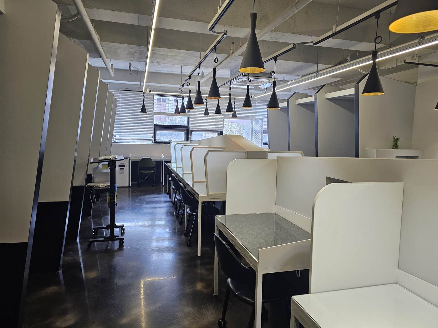칸막이 좌석이 늘어선 학습관 내부